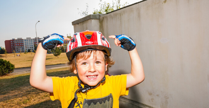 Helmy, tretry, brýle