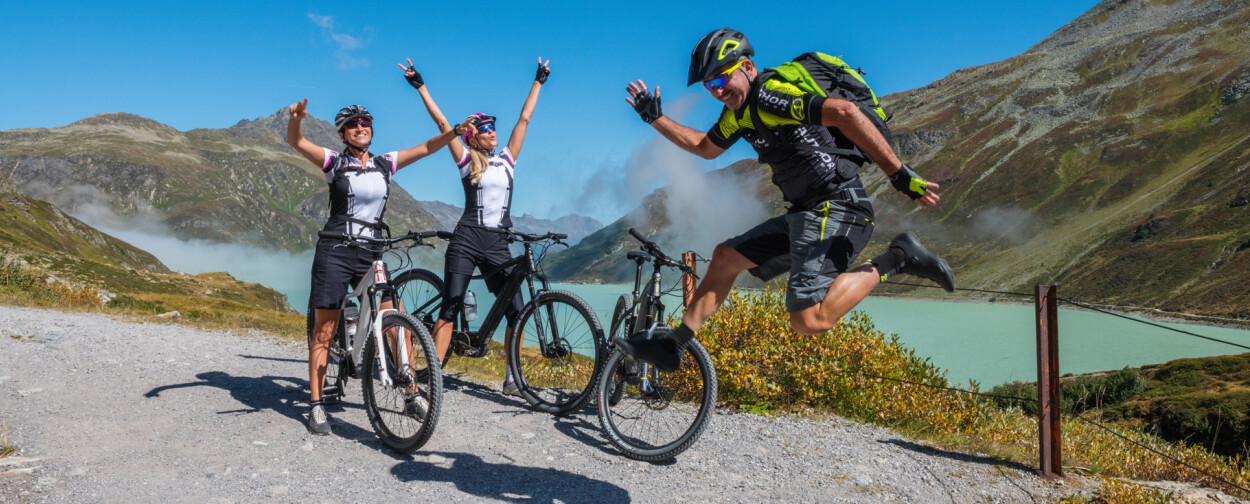 Cyklistické helmy, brýle, tretry