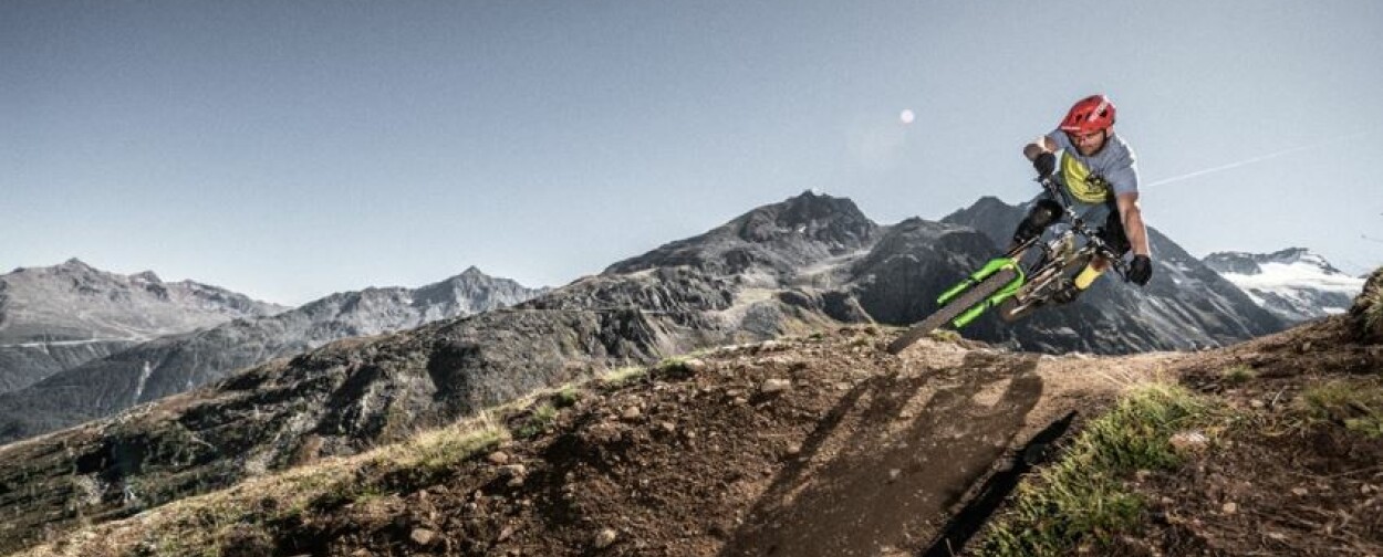 Cyklistické sjezdové helmy