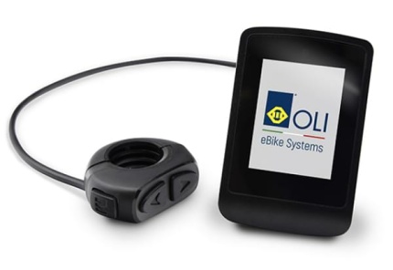 Přehledný barevný LCD displej zobrazuje kromě základních informací týkajících se stavu baterie a aktuálně využívaného stupně asistence také další údaje týkající se jízdy (rychlost, ujetá vzdálenost aj.). Váš cyklocomputer tak můžete nechat doma, nebudete ho již potřebovat. Elektromotor samotný (volba míry asistence) je pak ovládán prostřednictvím tlačítek (plus, mínus, on/off) umístěných na řídítkách vedle páky přední brzdy.