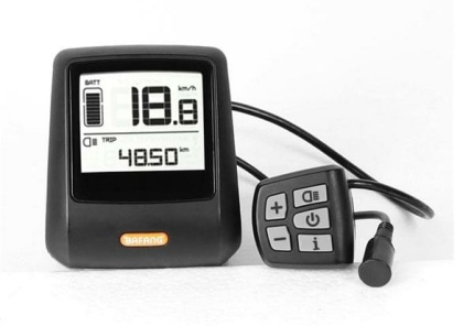 Přehledný černobílý LCD displej zobrazuje kromě základních informací týkajících se stavu baterie a aktuálně využívaného stupně asistence také další údaje týkající se jízdy (rychlost, ujetá vzdálenost aj.). Váš cyklocomputer tak můžete nechat doma, nebudete ho již potřebovat.