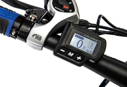 Motorová asistence je ovládána prostřednictvím přehledného LCD panelu s digitálním displejem, který je umístěn na řídítkách u přední brzdové páky. Jednoduché, pohodlné, bezpečné. Displej samotný zobrazuje kromě základních informací týkajících se stavu baterie a aktuálně využívaného stupně asistence také další údaje týkající se jízdy (rychlost, ujetá vzdálenost aj.). Váš cyklocomputer tak můžete nechat doma, nebudete ho již potřebovat.