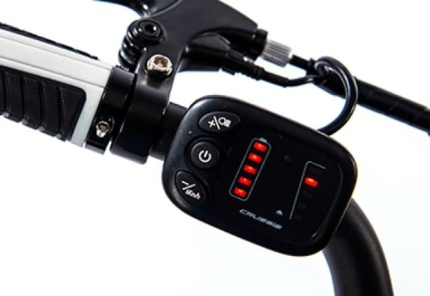 Motorová asistence je ovládána prostřednictvím LED panelu umístěného na řídítkách vedle přední brzdové páky. Ten pomocí barevných diod zobrazuje informace o stavu baterie a nastavení asistence motoru. Jednoduché, pohodlné, bezpečné.