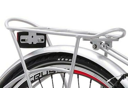 Městská e-kola jsou vybavena předním a zadním blatníkem, takže vás nerozhází jarní deštík, ani letní bouřková průtrž mračen. Součástí e-biku je totiž kromě předního a zadního osvětlení rovněž zadní nosič, který je možné dovybavit brašnami nebo košíkem. S městským elektrokolem tak můžete vyrazit nejen do zaměstnání, ale také třeba na na krátký výlet. Cestování prostě nebylo nikdy jednodušší.