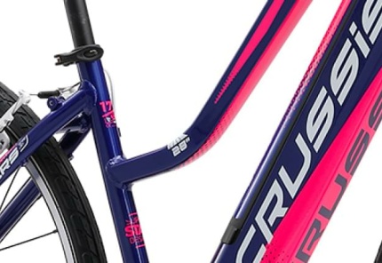 Hliníkový rám s pohodlnou geometrií vám zpříjemní nasedání a sesedání z kola. Rám má hlavní rámovou trubku posazenou opravdu nízko, a na kolo tak lze nasednout bez sebemenších problémů. Díky geometrii kola je také sesedání z kola opravdu rychlé, a tedy bezpečné. A to se hodí nejen při jízdě ve městě. Rám je vhodný pro muže i ženy.