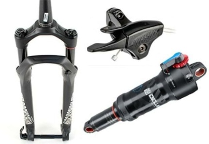 Vzduchem tlumená vidlice ROCKSHOX FS Recon Silver RL Solo Air 29" BOOST se zdvihem 150 mm je skvěle přizpůsobivá váze cyklisty. Stačí jednoduše upravit tlak vzduchu ve vidlici a e-bike plně přizpůsobit vaší váze a stylu jízdy. Dobře nastavená vidlice pak skvěle tlumí nárazy při jízdě v terénu, zatímco na rovném povrchu zbytečně „nepropružuje.“ Pružení je možné uzamknout z korunky vidlice.