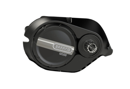 Elektromotor BAFANG M500 je supervýkonný středový motor o nominálním výkonu 250W (max 500W), který skvěle balancuje mezi točivým momentem a spotřebou, která je pro e-bike vždy kritická. Pro dynamickou jízdu je zásadní točivý moment, ten je v případě tohoto motoru opravdu vysoký až 95 Nm. Elektromotor Bafang M500 je určen pro elektrokola u kterých je očekáván sportovní výkon i v tom nejnáročnějším terénu, proto jsme jím vybavili „devítkovou“ řadu našich e-biků. Pro takto vybavená elektrokola tak není překážkou opravdu žádný terén. Elektromotor je vybaven torzním snímačem síly šlapání. Regulaci výkonu motoru provádí řídící jednotka, která neustále vyhodnocuje, jakou silou jezdec šlape do pedálů. Zjednodušeně řečeno vše funguje tak, že čím větší výkon při jízdě (při šlapání do pedálů) vynaložíte, tím více vám motor pomůže.