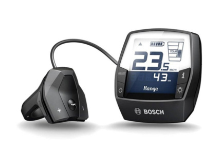 Přehledný LCD displej Bosch Intuvia zobrazuje informace o stavu baterie a aktuálním výkonu motoru, který je přímo úměrný spotřebě energie. Díky tomu můžete sledovat, jaký vliv na spotřebu mají jednotlivé úrovně asistence, styl jízdy a zařazených převodů a následně svůj styl jízdy optimalizovat pro dosažení co nejdelšího dojezdu. Displej dále nabízí funkce cyklopočítače jako je okamžitá, maximální a průměrná rychlost, celková a denní ujetá vzdálenost, čas jízdy a hodiny. Váš cyklocomputer tak můžete nechat doma, nebudete ho již potřebovat. Displej je dále vybaven USB konektorem umožňujícím dobíjení mobilních zařízení (telefon, navigace, osvětlení aj.). Dobíjet svá zařízení tak můžete i mimo civilizaci, což se zejména při delších výletech může hodit. Elektromotor samotný (volba míry asistence) je pak ovládán prostřednictvím tlačítek (plus, mínus, on/off) umístěných na řídítkách vedle páky přední brzdy.