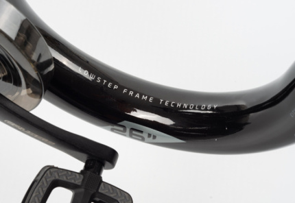 Speciálně upravený hliníkový rám s opravdu nízko posazenou hlavní rámovou trubkou. Geometrie rámu vám zajistí opravdu pohodlnou jízdu. A navíc bezpečnou! Nasednutí a sesednutí z e-kola nikdy nebylo rychlejší. A to se hodí nejen při jízdě ve městě. Rám je vhodný pro muže i ženy, kterým může klasická geometrie elektrokola činit potíže třeba ze zdravotních důvodů. K dispozici je ve velikosti rámu 18“.