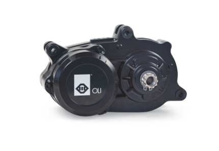 Elektromotor OLI SPORT, o nominálním výkonu 250W (max 700W), skvěle balancuje mezi točivým momentem a spotřebou, která je pro e-bike vždy kritická. Při zachování nízké spotřeby nabízí opravdu vysoký točivý moment až 83 Nm. Elektromotor je vybaven torzním snímačem síly šlapání. Regulaci výkonu motoru provádí řídící jednotka, která neustále vyhodnocuje, jakou silou jezdec šlape do pedálů. Zjednodušeně řečeno vše funguje tak, že čím větší výkon při jízdě (při šlapání do pedálů) vynaložíte, tím více vám motor pomůže.