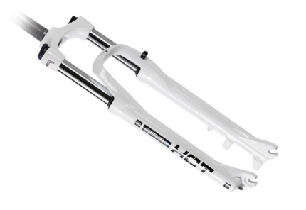 Elektrokolo je vybaveno odpruženou vidlicí s pružinovým tlumením SUNTOUR XCT30 HLO DS 27,5" se zdvihem 100 mm, která je skvěle přizpůsobivá váze cyklisty. Stačí jednoduše upravit předpětí pružiny (otočením kolečka po směru hodinových ručiček zvyšujete předpětí a otočením proti směru hodinových ručiček ho snižujete) a e-bike plně adaptovat vaší váze a stylu jízdy. Dobře nastavená vidlice pak skvěle tlumí nárazy při jízdě v terénu, zatímco na rovném povrchu zbytečně „nepropružuje.“ Pružení je možné uzamknout pomocí uzavírání z korunky vidlice.