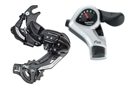 O řazení se stará 21 rychlostí sada Shimano Tourney s 3 převody v předu a 7 vzadu. Zvolený převodový stupeň snadno poznáte na řadící páčce s ukazatelem.